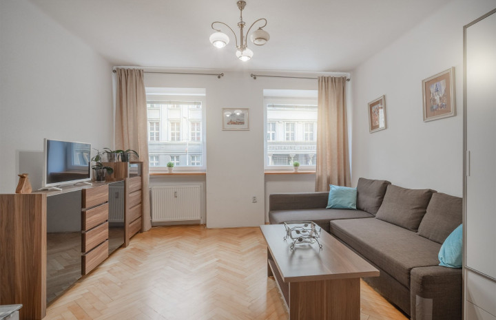 VYMEŇ SUSEDA! – NA PREDAJ VÝNIMOČNÝ 2 IZBOVÝ BYT V SRDCI BRATISLAVY – M.Č. STARÉ MESTO /ŠPITÁLSKA ULICA