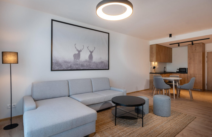 VYMEŇ SUSEDA! – Na predaj exkluzívny 2 izbový apartmán v ikonickom rezorte Evergreen Tále