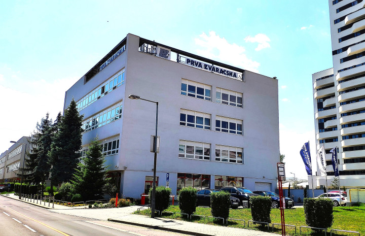 VYMEŇ SUSEDA! - PRENÁJOM ADMINISTRATÍVNYCH / KANCELÁRSKYCH PRIESTOROV v Bratislave (Petržalke) na Kopčianskej ulici s možnosťou parkovacieho státia.