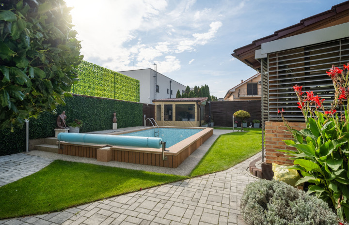 VYMEŇ SUSEDA – Na predaj výnimočný rodinný dom s bazénom, saunou a garážou v Bratislave – Podunajské Biskupice