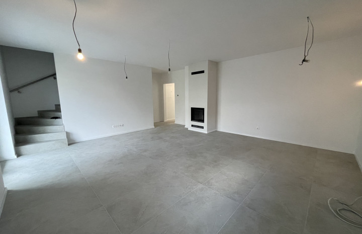 VYMEŇ SUSEDA! -  Ponúkame vám na predaj moderný a zároveň elegantný  4-izbový byt  s vlastnou záhradou ktorý je súčasťou 3-domu v obci Dunajská Lužná