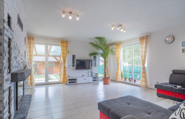 VYMEŇ SUSEDA! - 4 IZB. RODINNÝ DOM S VEĽKÝM ZÁHRADNÝM DOMČEKOM V NOVOVYBUDOVANEJ REZIDENČNEJ LOKALITE VAMPÍL