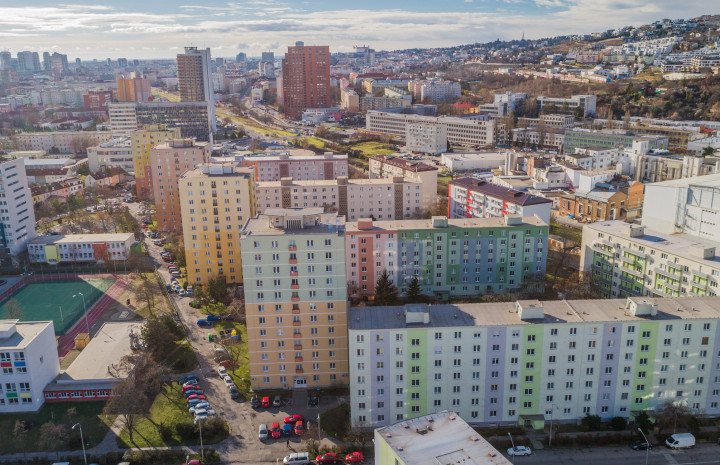 VYMEŇ SUSEDA! – 4. IZB. PRIESTRANNÝ KLIMATIZOVANÝ BYT s LOGGIOU  BA III., NOVÉ MESTO.