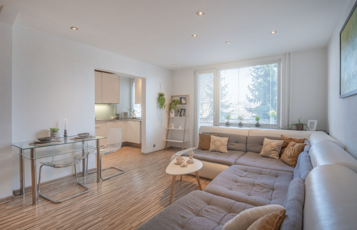 VYMEŇ SUSEDA! - VÝNIMOČNÝ 3 IZB. KOMPLETNE ZREKONŠTRUOVANÝ BYT s BALKÓNOM, VYHĽADÁVANÁ LOKALITA RUŽINOV, HABURSKÁ UL., BA II.