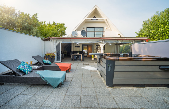 VYMEŇ SUSEDA! – PONÚKAME NA PREDAJ VÝNIMOČNÝ 6 IZB. RODINNÝ DOM, ŠENKVICE