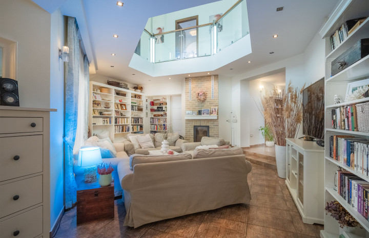 VYMEŇ SUSEDA! – Priestranný nízkoenergetický dom s dvoj-garážou, zimnou záhradou 306m2, 10 a  pozemok, TOP lokalita Dunajská Streda